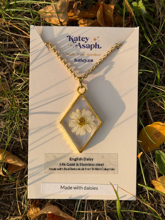 English Daisy Necklace